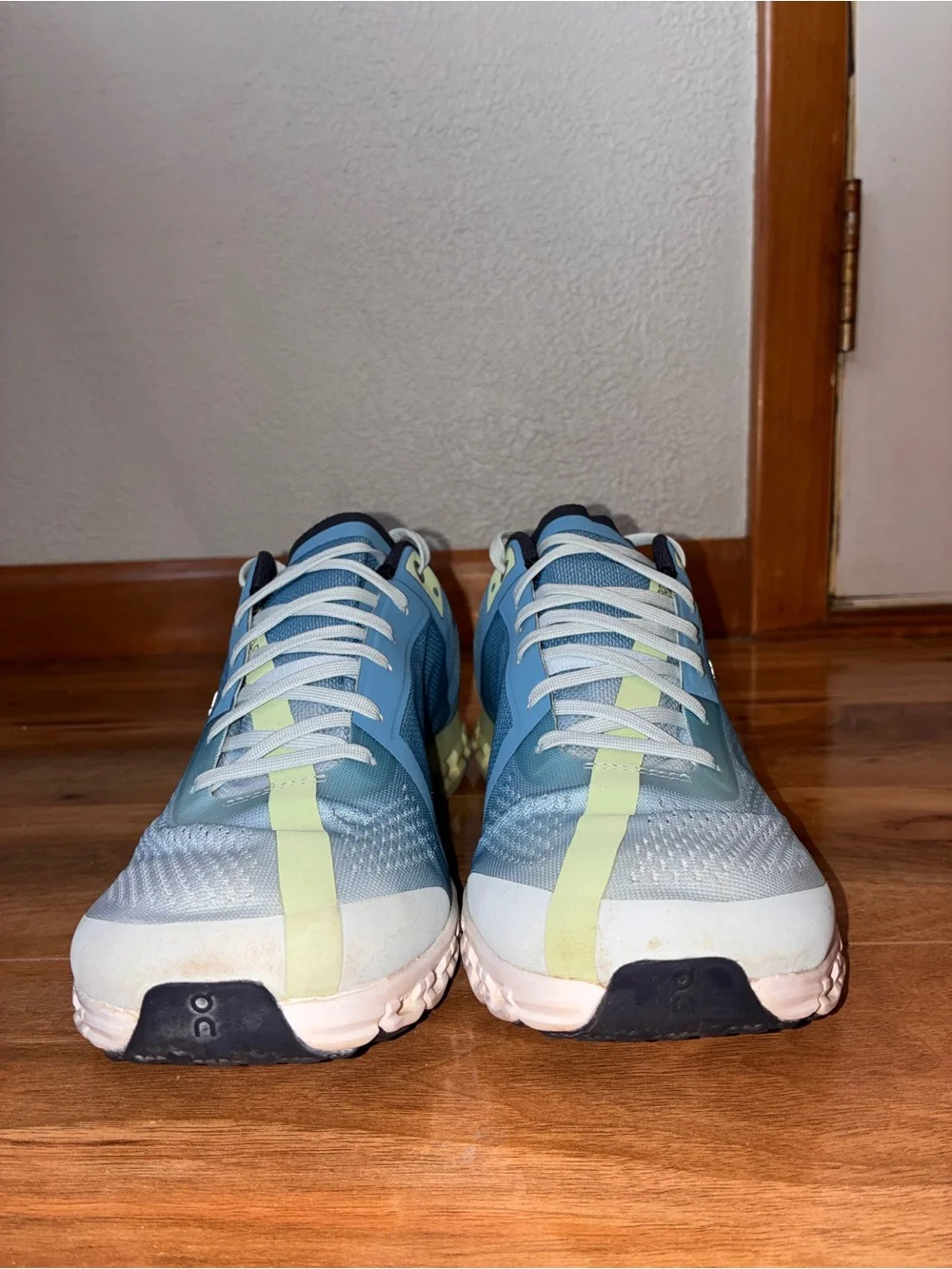 On Cloud Women’s CloudFlow Athletic Running Sneaker Shoes, blue & green -size 10